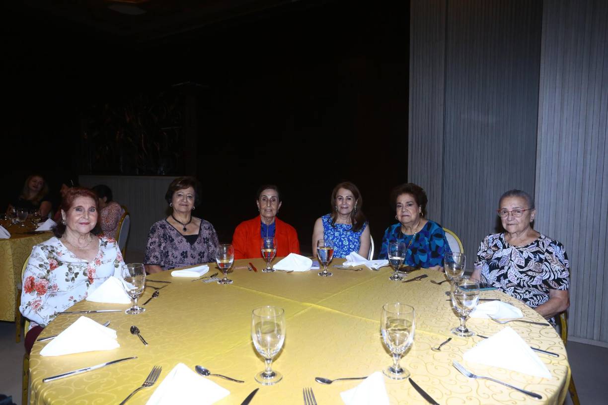 Mary de Bendeck, Mary Handal, Asma Ahmis, Muna Kawas; Elena Assaf y Loris Bendeck de Salamé