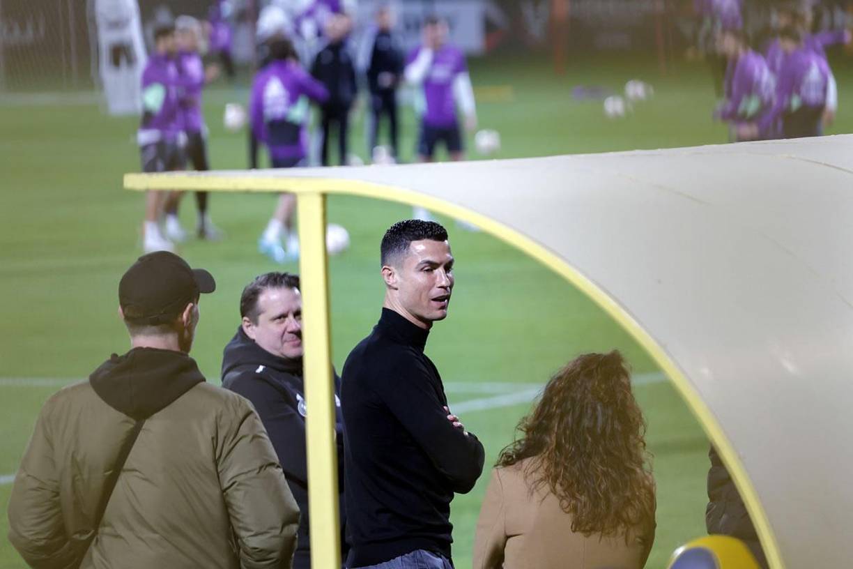 CR7 bromeó con varios periodistas españoles que estaban observando el entrenamiento del Real Madrid. ‘Que pesados los españoles’’, soltó el futbolista entre risas. ‘‘Buena gente los portugueses’’, respondió un comunicador.