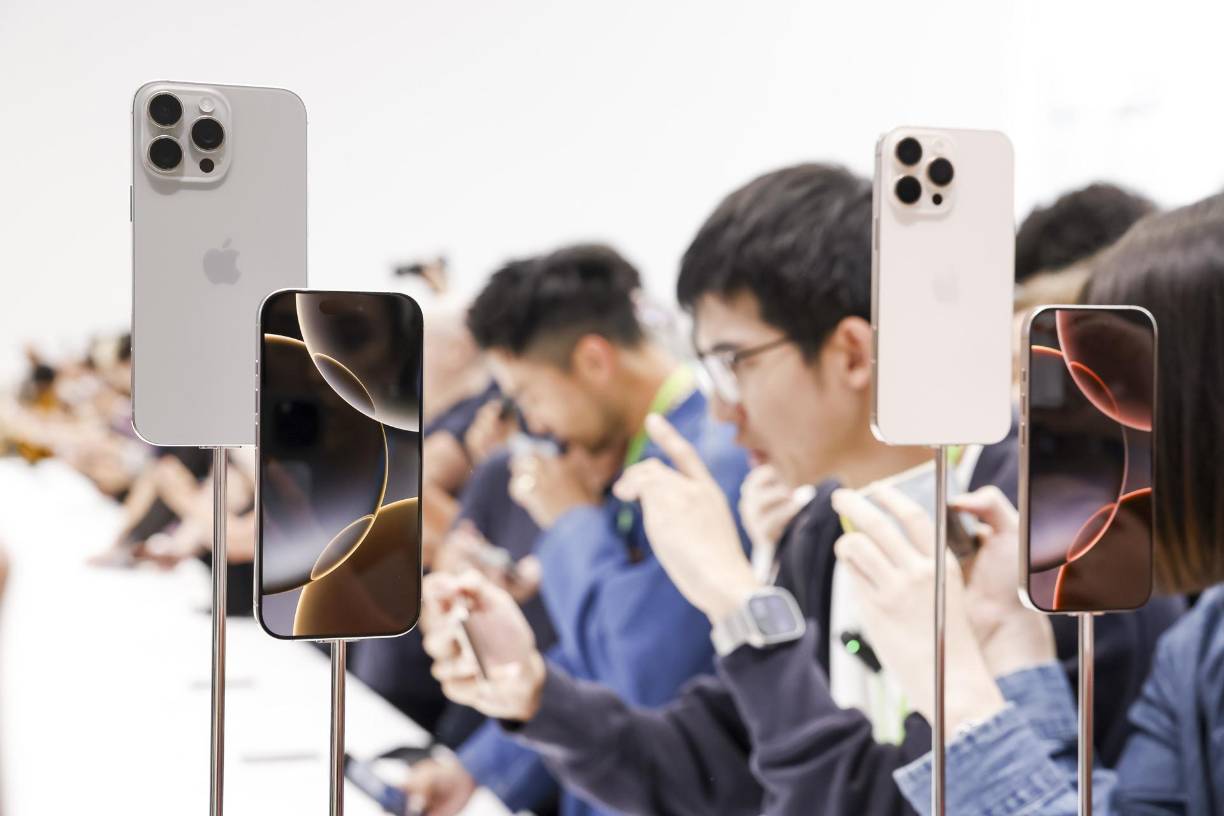 Una inteligencia que te entiende y una Siri más atentaCraig Federighi, vicepresidente de Ingeniería de Software de Apple, describió Apple Intelligence -que se anunció hace unos meses en el WWDC- como “una inteligencia que entiende” al usuario. 