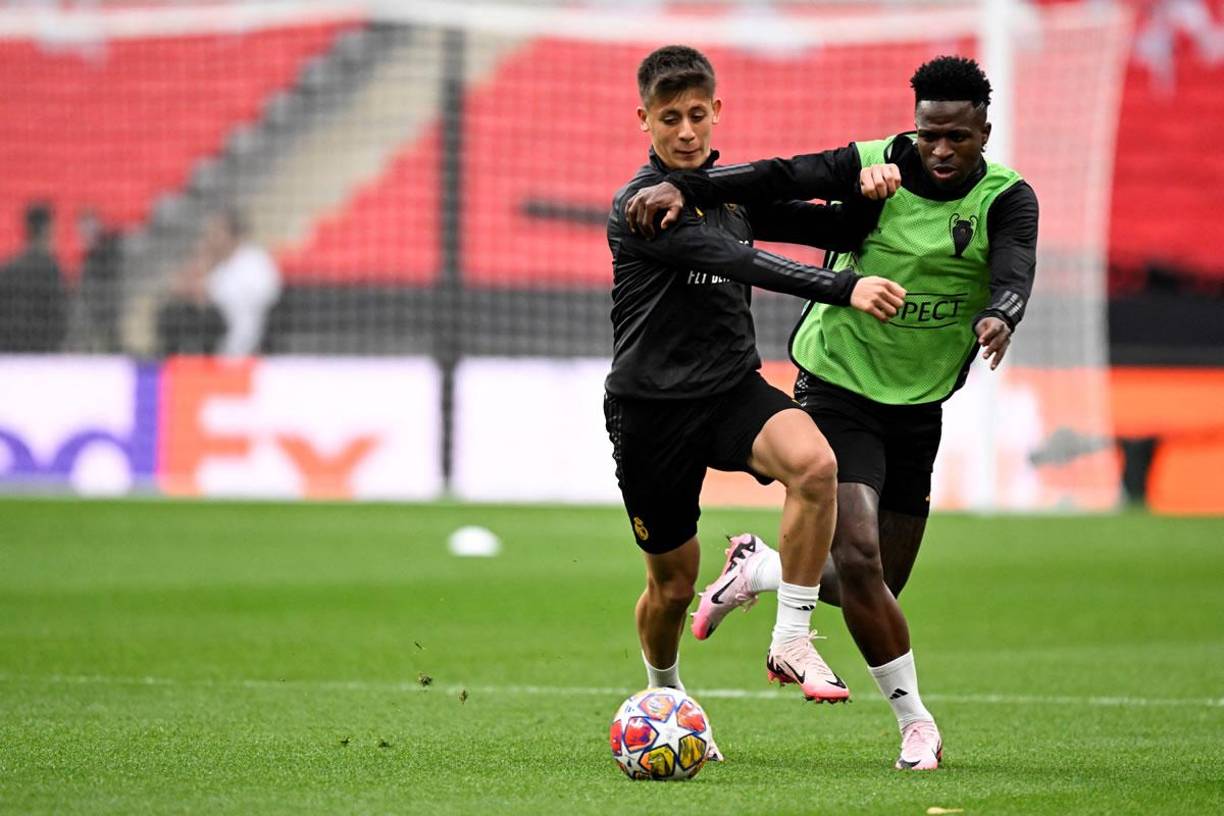 Vinicius y Arda Güler durante el colectivo del Real Madrid en Wembley.