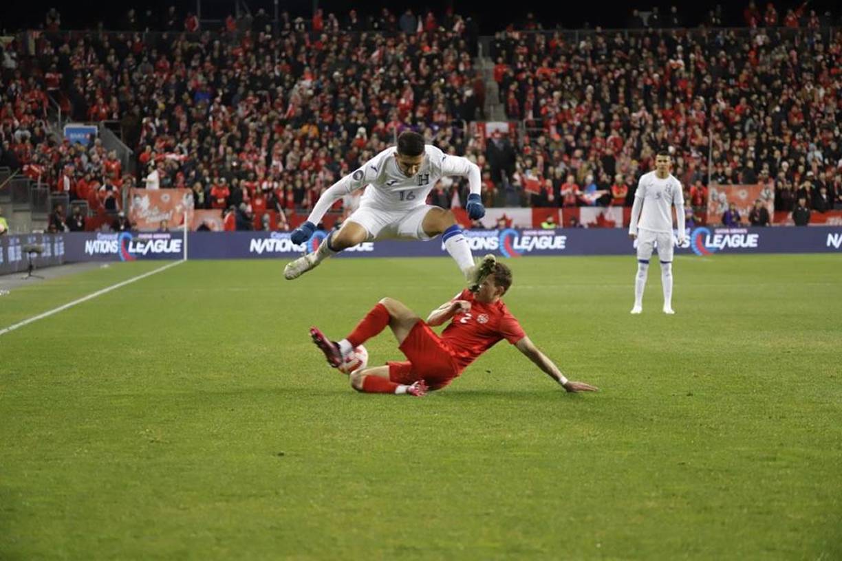 Johnny Leverón no pudo pasar de la marca del defensa canadiense Alistair Johnston.