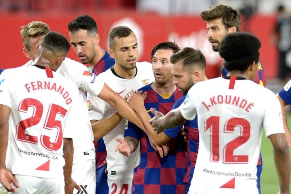 El Barcelona no pudo pasar del empate 0-0 en el campo del Sevilla en la 30ª jornada del campeonato español, cortando su racha de victorias y dando una oportunidad de alcanzarlo a su principal perseguidor, el Real Madrid.