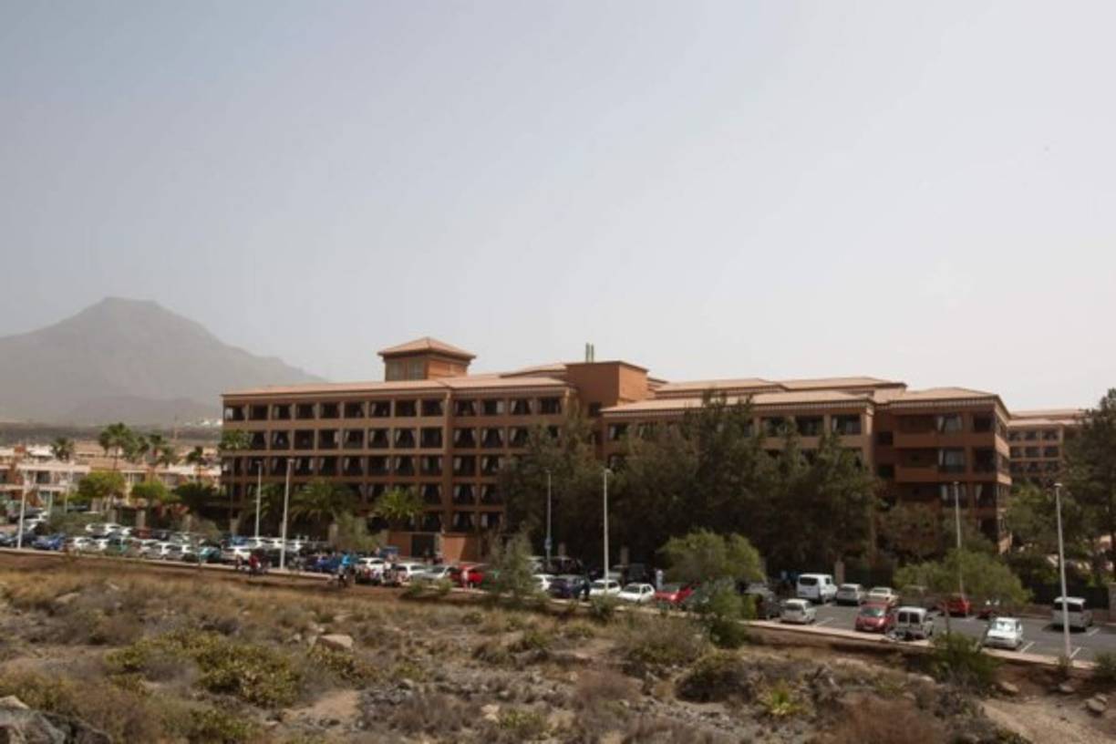 La imagen muestra una vista general del Hotel H10 Costa Adeje Palace en La Caleta.