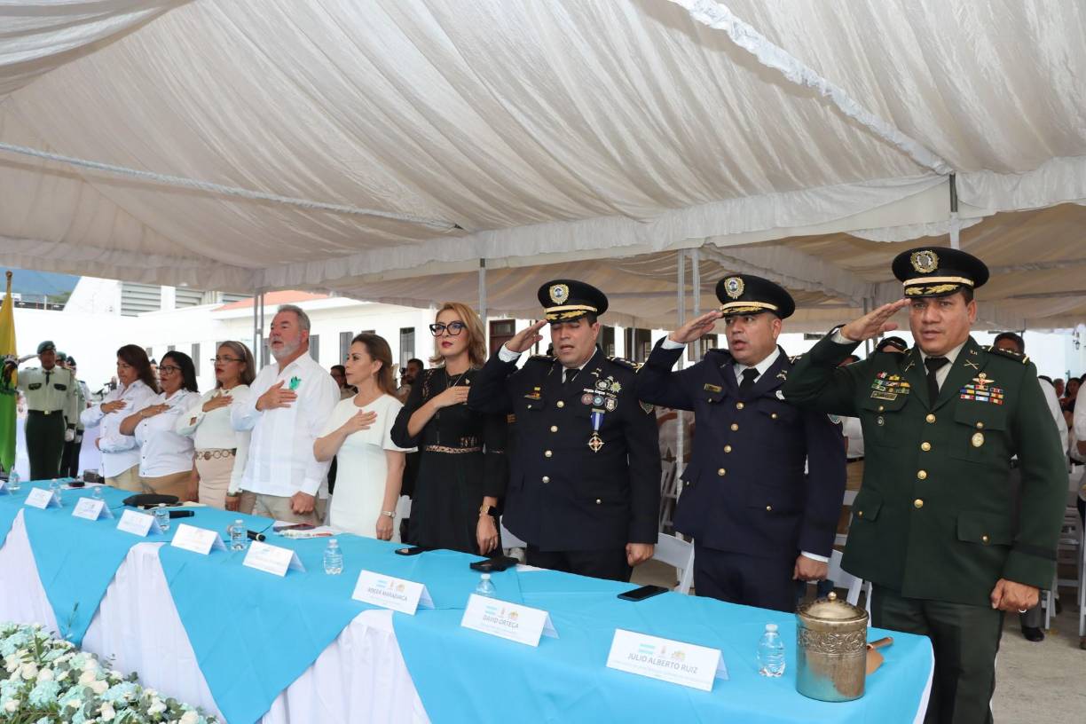 En una ceremonia solemne, donde participaron autoridades locales y miembros de las Fuerzas Armadas, se llevó a cabo el arrío e incineración de la bandera. Seguido de presentaciones artísticas.