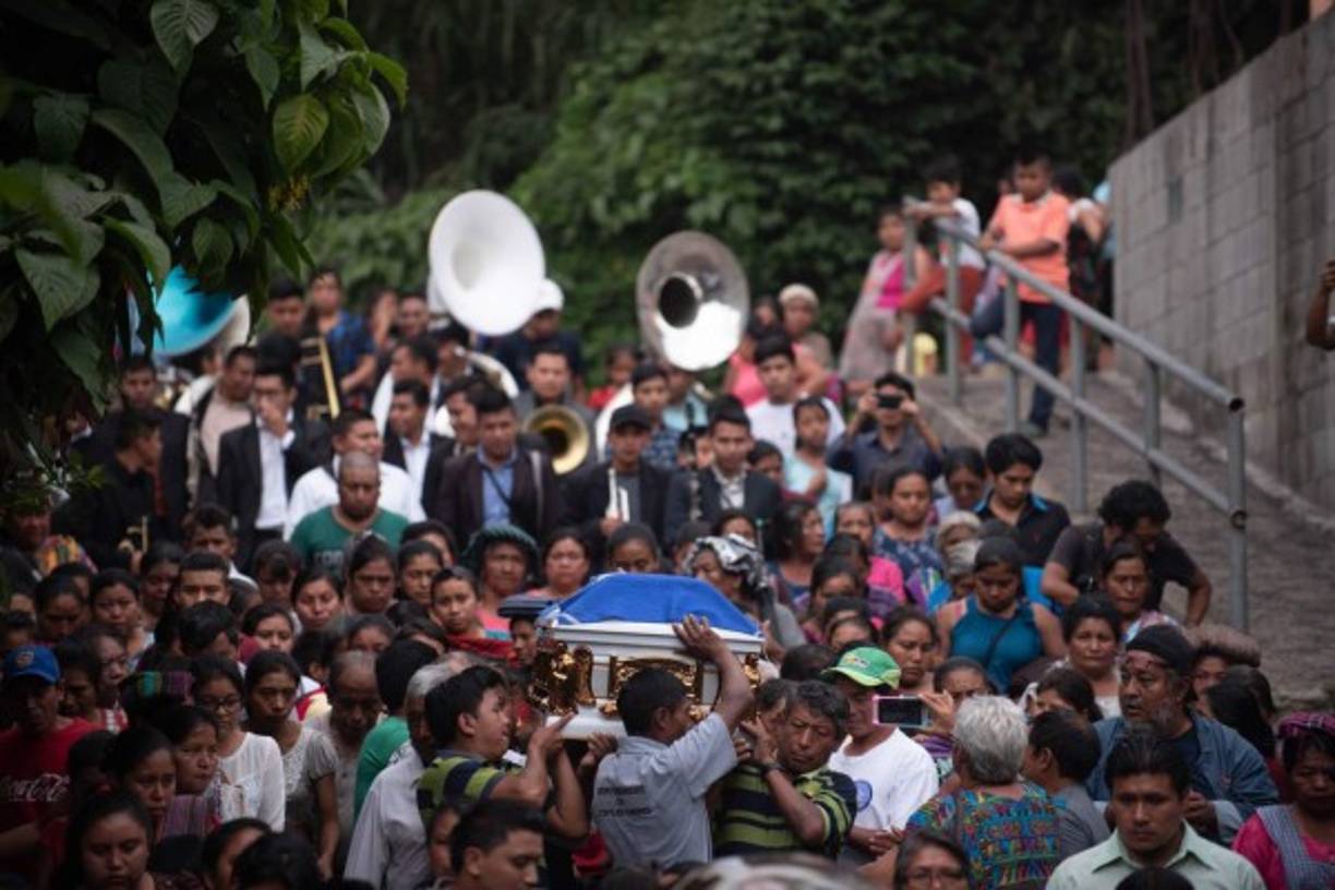 Con lágrimas en los ojos, familiares y amigos le dieron el último adiós a sus seres queridos.