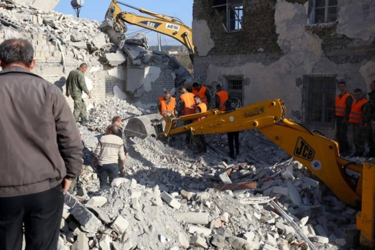 En Thumane, imágenes de la AFP muestran a una quincena de hombres vestidos con trajes tratando de limpiar los escombros, ayudados por una pala, en busca de eventuales víctimas.