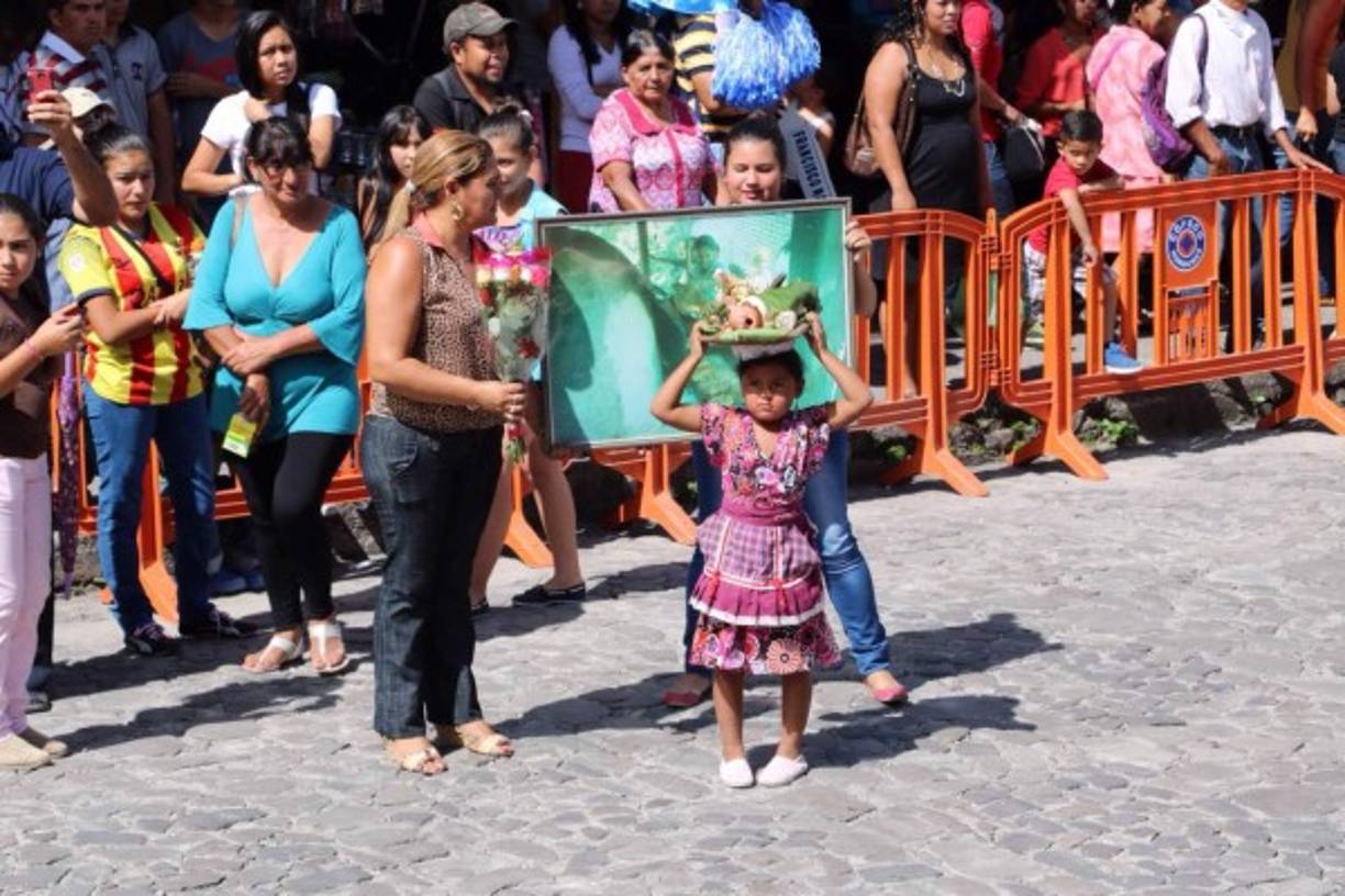 El domingo desfilarán 8 escuelas, el lunes y martes lo harán los centros de educación básica y los colegios, respectivamente.