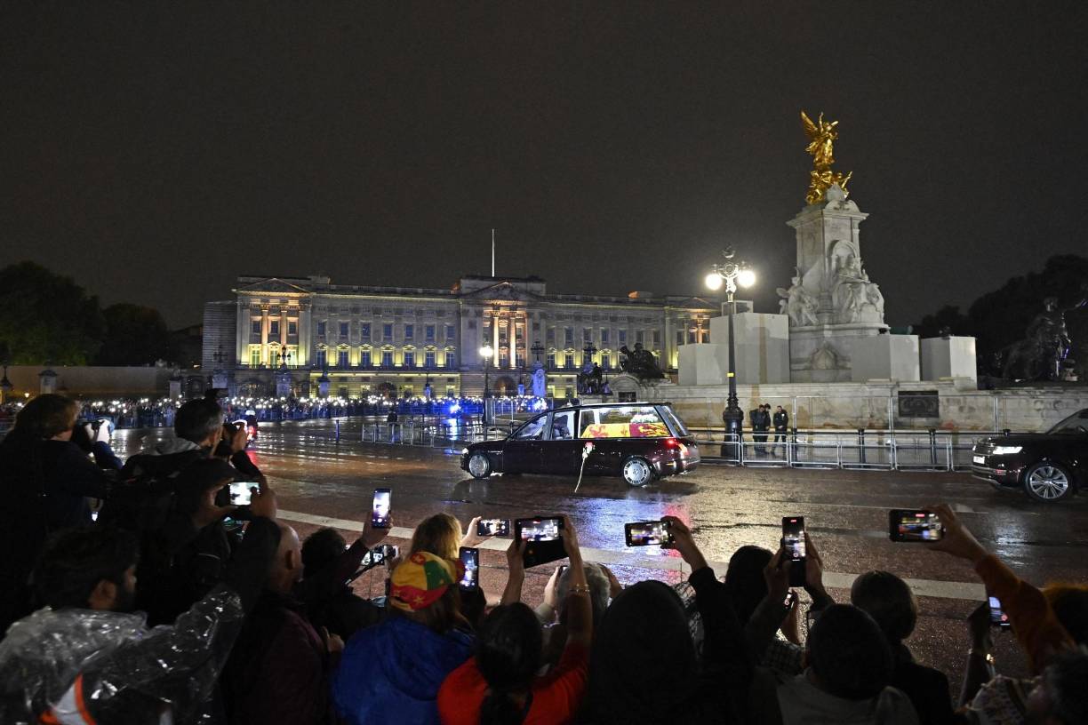 Desde primera hora de la tarde, miles personas se habían apostado en las calles del centro de la capital británica para ver pasar el féretro de la reina.