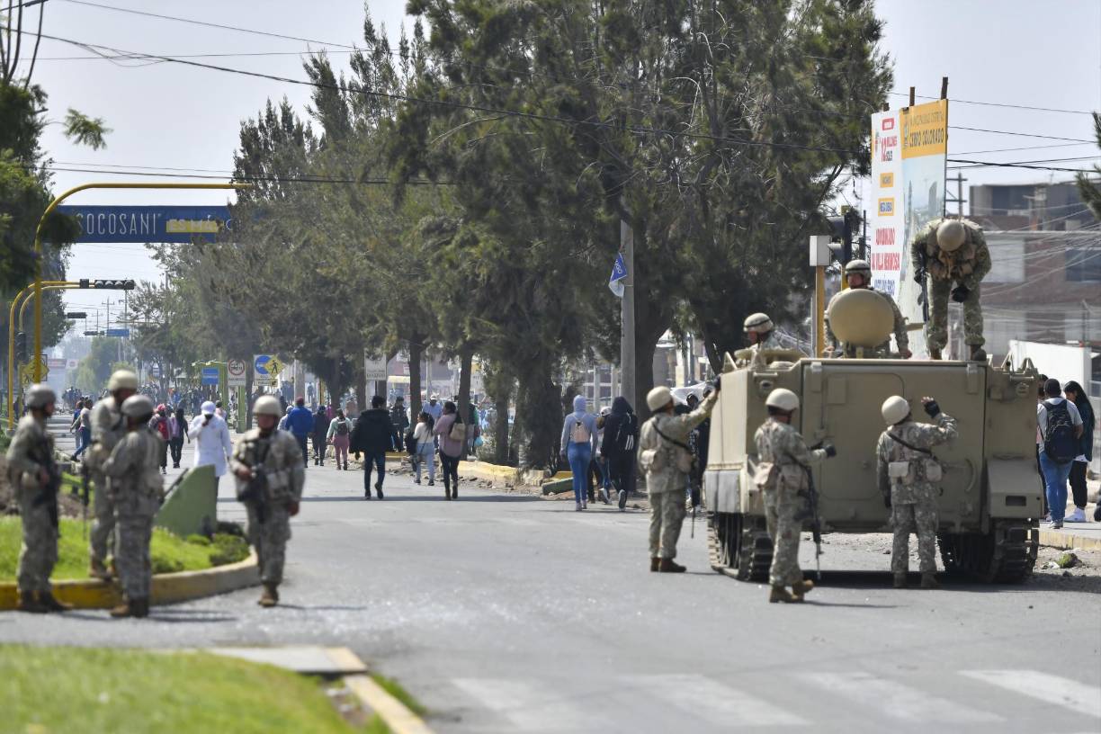 En Arequipa, segunda ciudad del país, los militares custodiaban locales públicos y el aeropuerto internacional -que los manifestantes intentaron tomar el lunes- para evitar actos de vandalismo. 