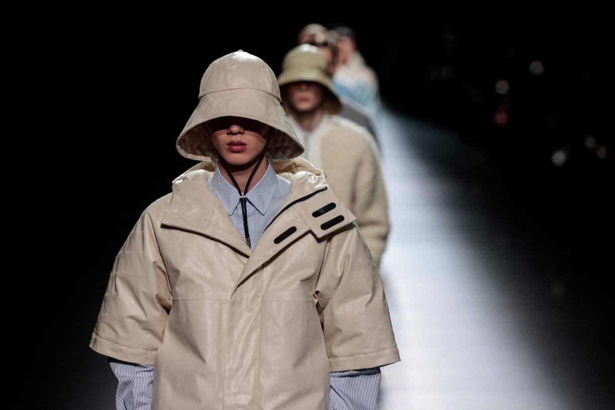 Abrigos sobredimensionados, jerséis confortables, pantalones de corte impecable y gorros para la lluvia estilo marinero predominaron en la pasarela