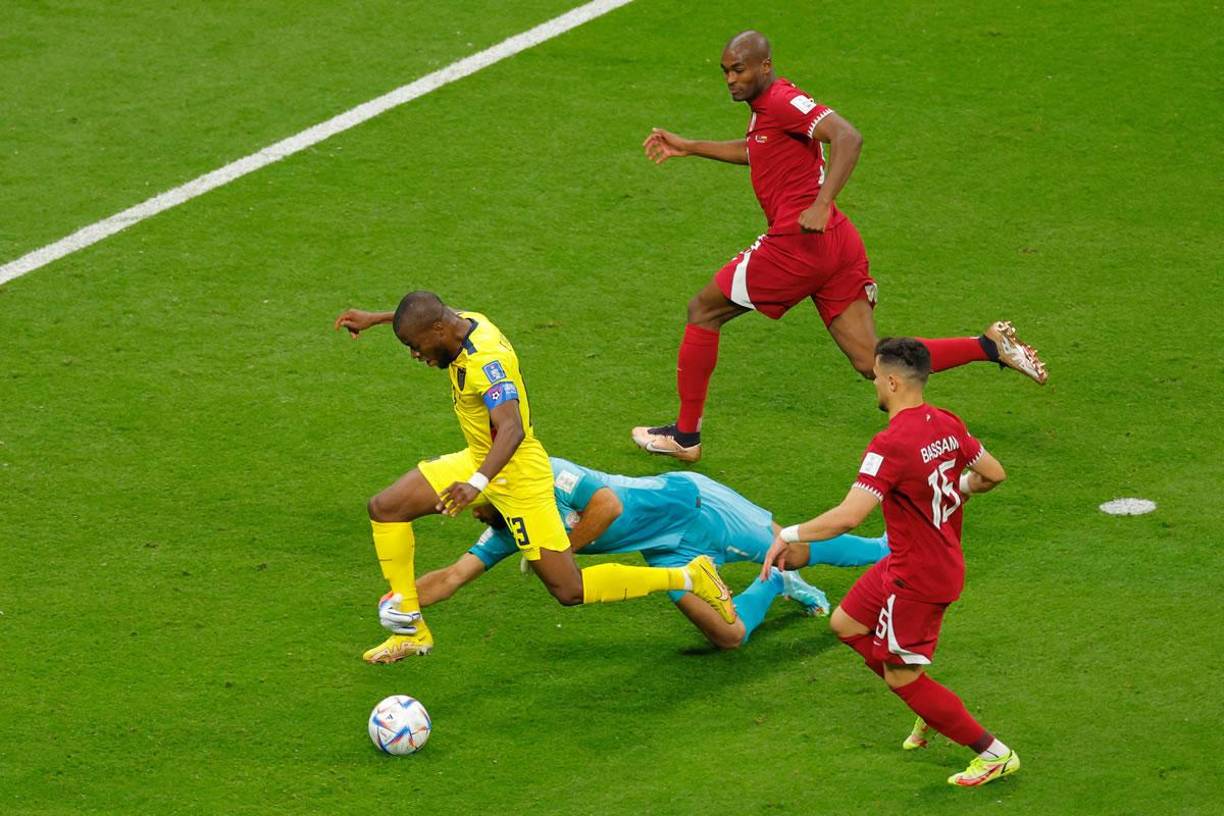 Enner Valencia tuvo su revancha luego de que el portero qatarí Saad Al Sheeb lo derribara dentro del área y el árbitro pitó penal.