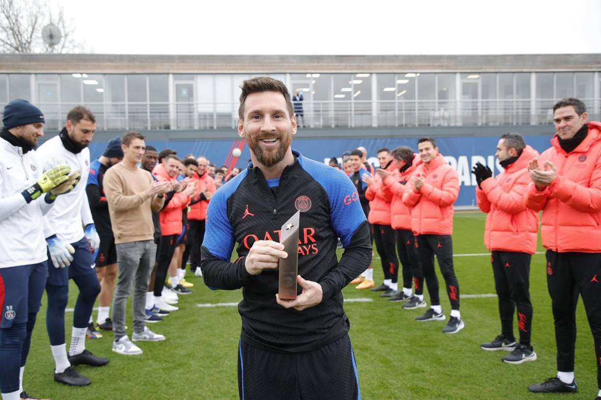 Messi y su entorno quieren tener las cosas claras ahora que ha vuelto a entrenar con el PSG, tras disfrutar de unos días libres en su ciudad natal. El rosarino dio su palabra de renovar contrato por un año más en pleno Mundial 2022 y ahora quiere plasmar el acuerdo en un documento con todas las de la ley.