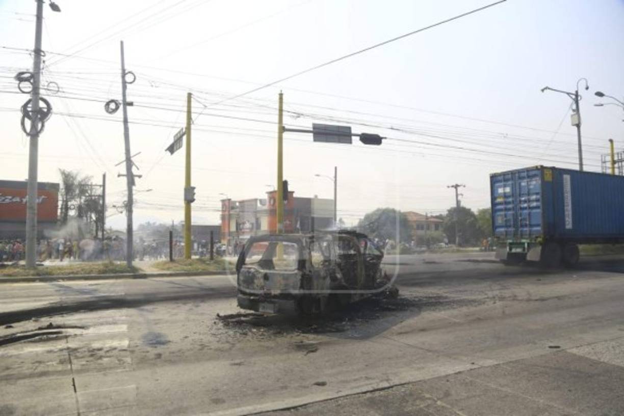 Durante la manifestación se registró la quema de un vehículo sobre el bulevar del norte.