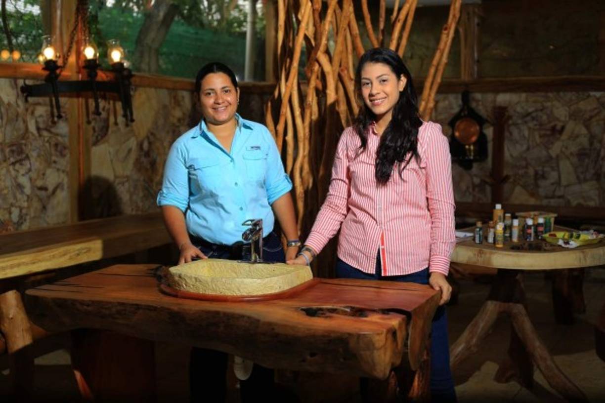 Sus hijas Irene y María de los ángeles muestran un lavamanos hecho en piedra empotrado en un mueble rústico.