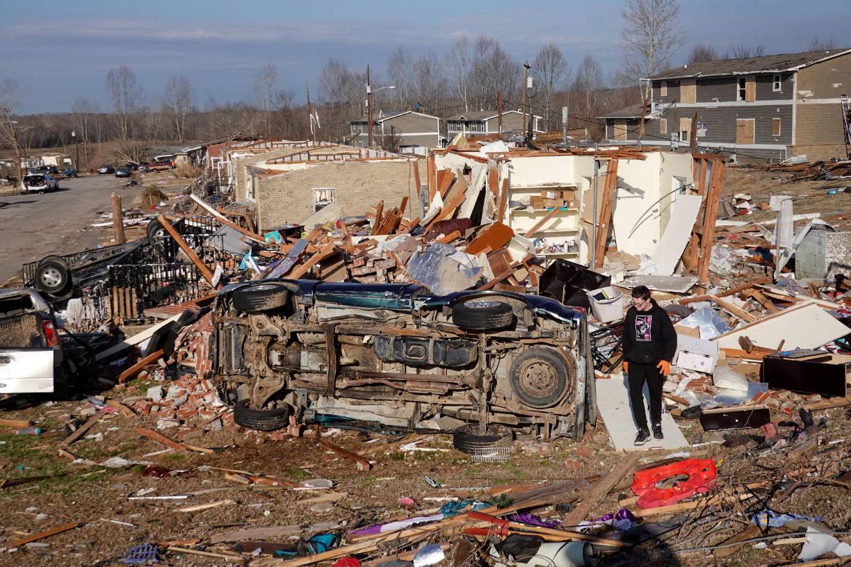 Mientras esperan la llegada de Biden, vecinos de Mayfield y los equipos de rescate continúan con las tareas de desescombro tras el tornado que destrozó cientos de casas y dejó importantes daños en edificios históricos, la comisaría de Policía, la estación de Bomberos y los juzgados