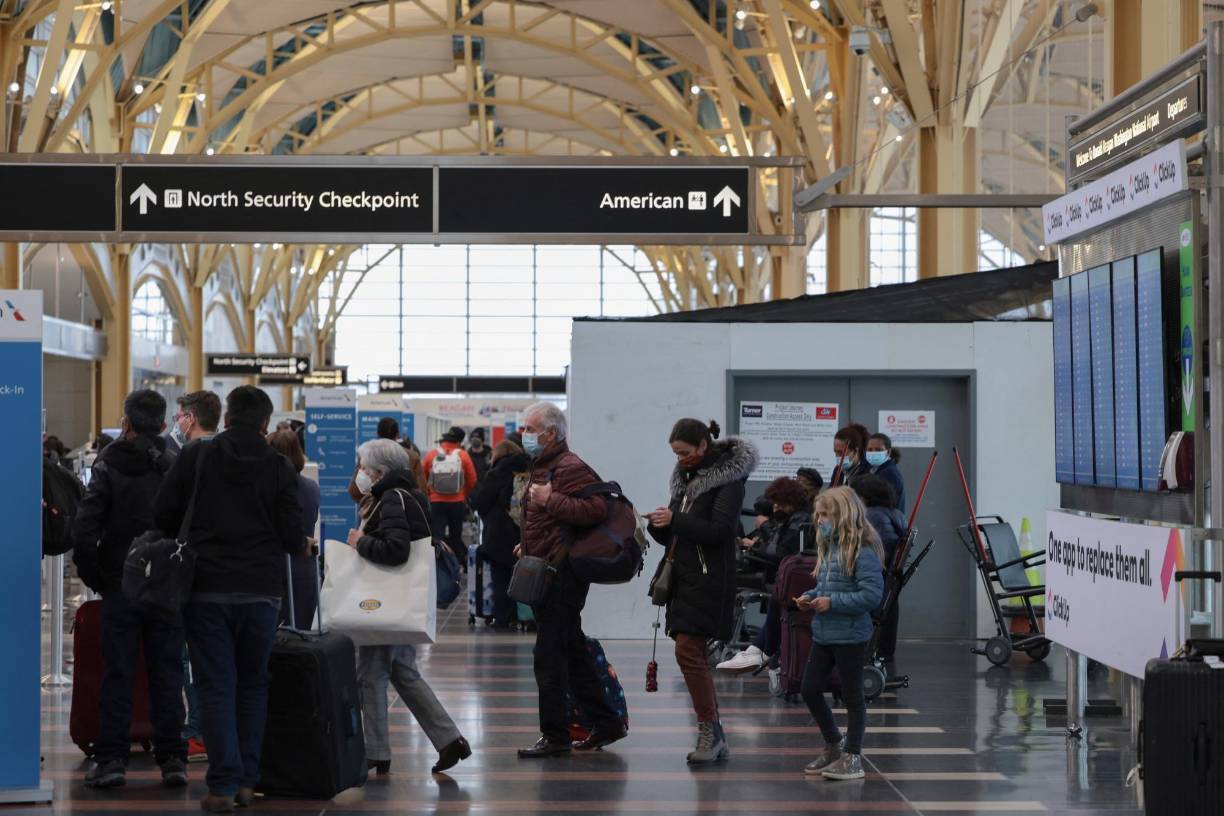 El gobierno estadounidense limitó ayer la duración de las cuarentenas con la esperanza de disminuir el ausentismo laboral ante el aumento exponencial de los casos de covid-19, una medida recibida con optimismo por las aerolíneas. 