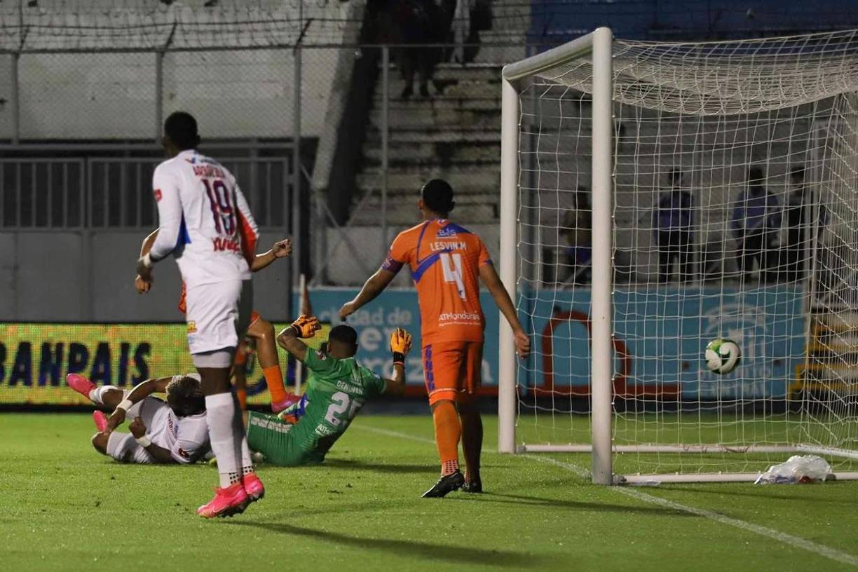 El balón en el fondo de la portería tras el cabezazo de ‘palomita‘ de Jorge Benguché para el 2-1 del Olimpia ante la UPN.