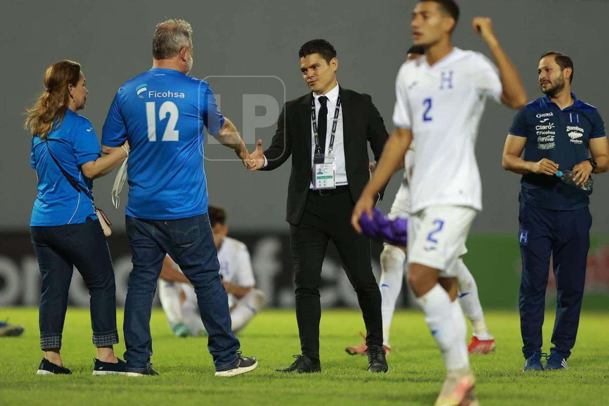 Tras felicitar a los muchachos, el alcalde Roberto Contreras se fue a felicitar al entrenador Luis Alvarado.