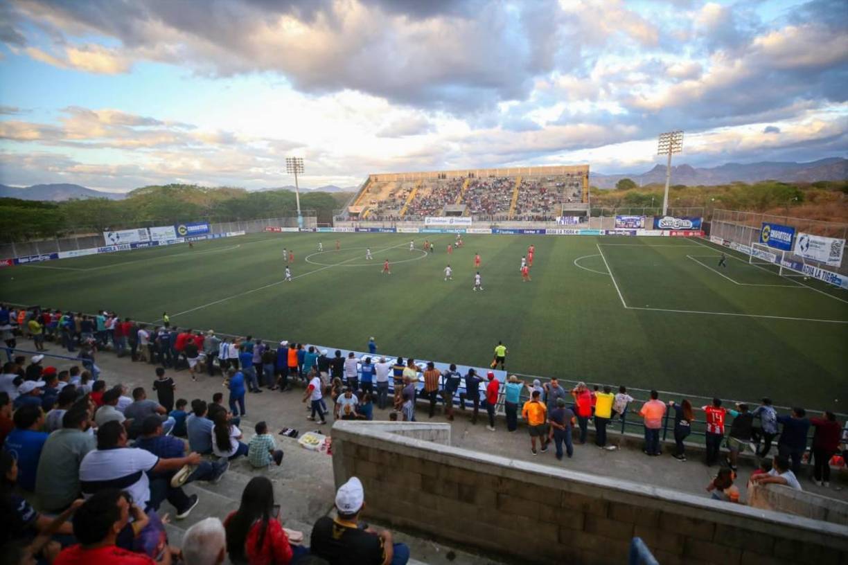 El primer duelo comenzó entre los Lobos de la UPN ante el Vida de La Ceiba.