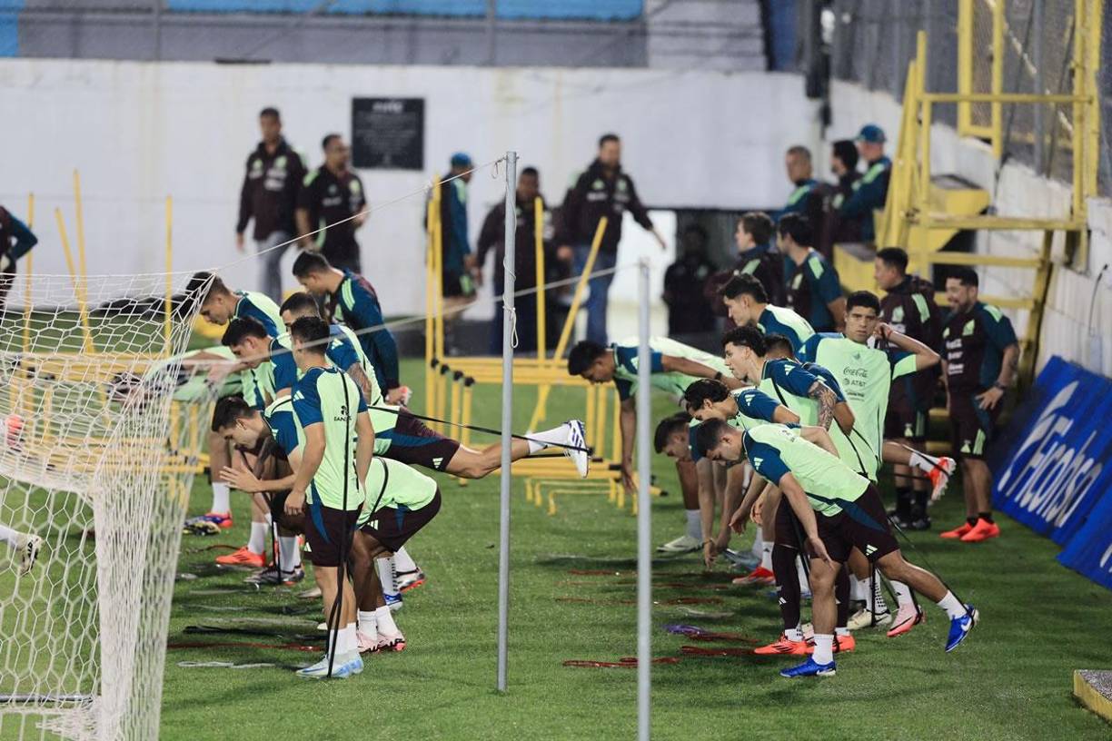 Los futbolistas mexicanos realizaron trabajos de estiramiento en el recinto sampedrano.