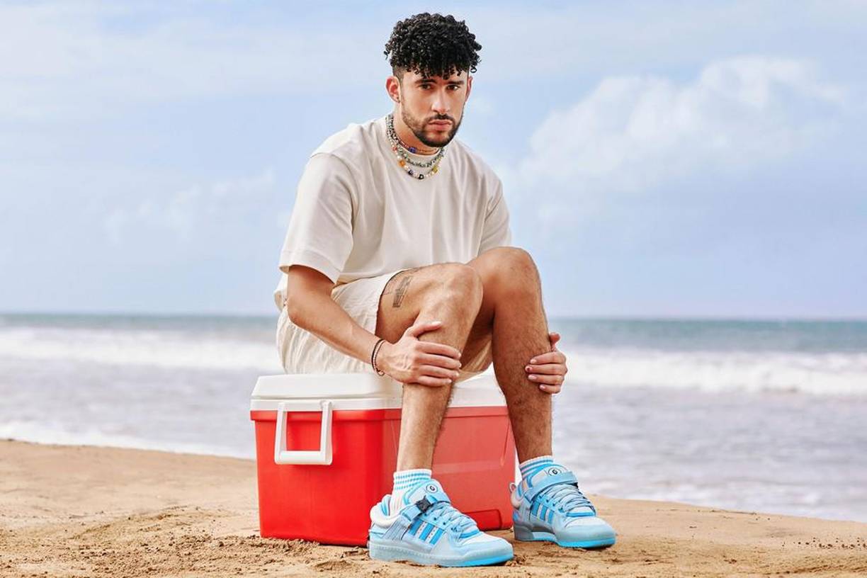 Si no quieres invertir en vestuario, en la moda el “menos es mas”, siempre es acertado también. Si ya tienes una camiseta y short de tela, ya sea blanco o caqui como este conjunto utilizado por Bad Bunny para la campaña de Adidas es una buena idea. Si ya tienes unos tenis coloridos, es todo lo que necesitas.