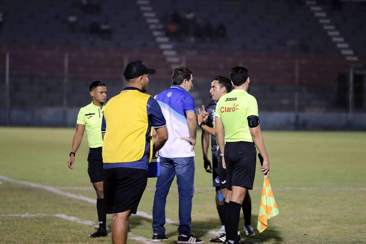 Héctor Vargas se puso cara a cara con el árbitro Saíd Martínez tras el gol anulado al Victoria.