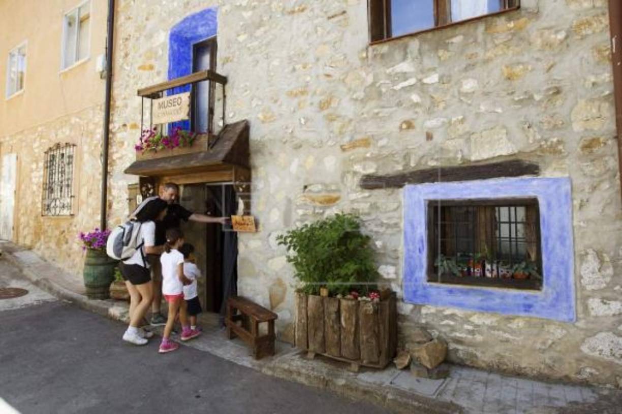 Griegos propone tres meses de alquiler gratis y después un pago mensual de 225 euros, pero con descuento de 50 euros por cada hijo en edad escolar. Si una familia tiene dos hijos, pagaría solo 125 euros de alquiler a partir del cuarto mes.