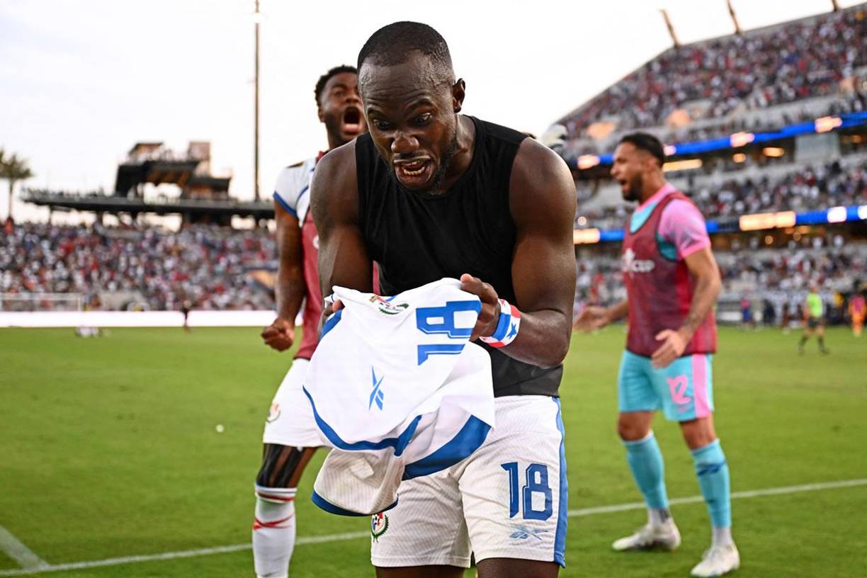 El delantero panameño Cecilio Waterman, muy eufórico celebrando la clasificación a la final de la Copa Oro 2023.