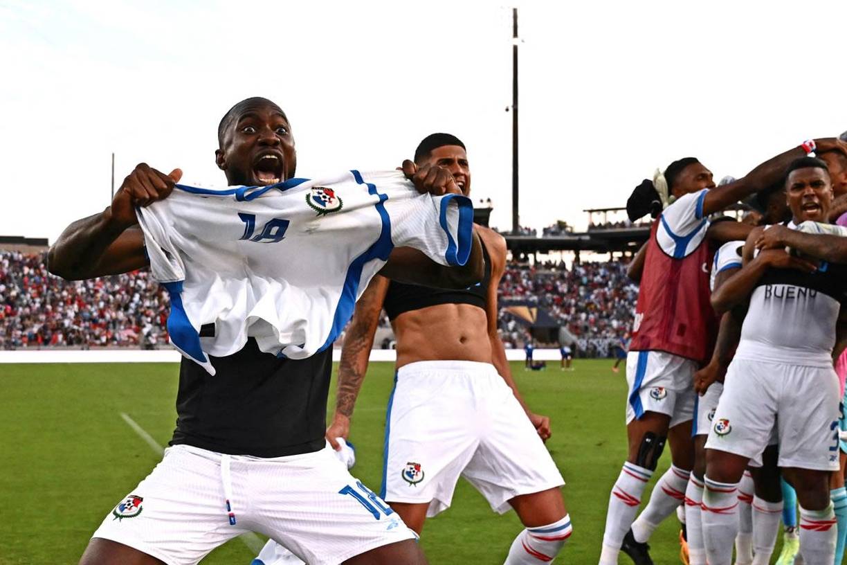 El delantero panameño Cecilio Waterman, muy eufórico celebrando la clasificación a la final de la Copa Oro 2023.