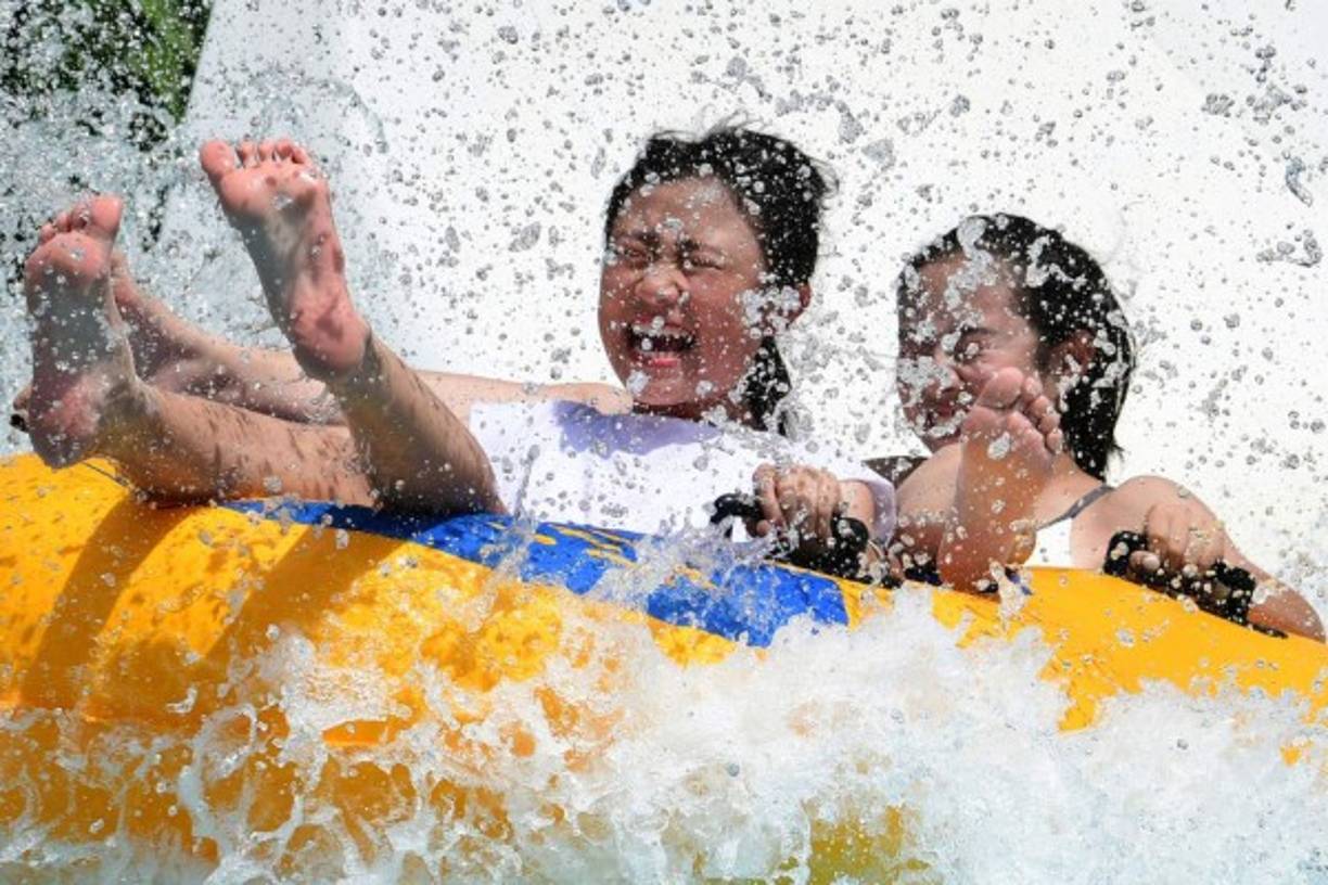 En tanto, las familias han optado por refugiarse en los parques acuáticos para resguardarse de las bajas temperaturas.