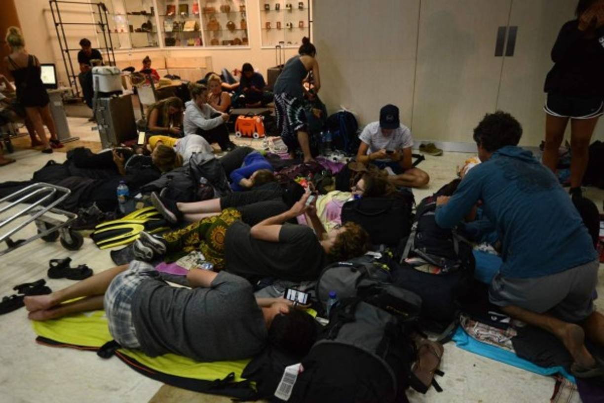 El aeropuerto de Mataram, la capital de la isla, se encuentra abarrotado y ha ampliado las operaciones a las 24 horas del día, en vez de cerrar a las 24.00 como es habitual.