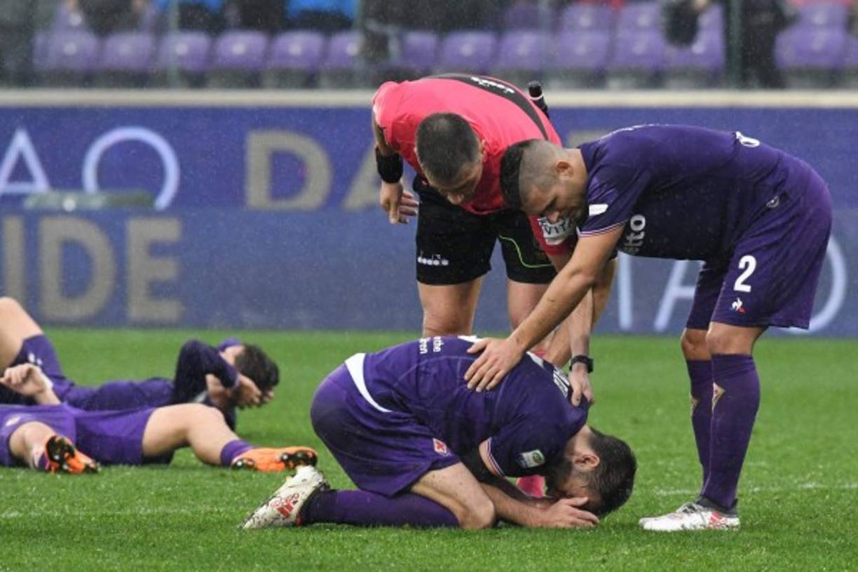El dolor y desconsuelo era evidente entre los compañeros de Astori, Milan Badelj el nuevo capitán no pudo sostenerse en pie ante el impactante momento mientras recibía ánimo de parte del central del partido.