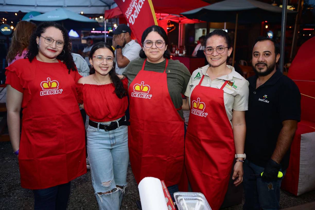 Elena Gutiérrez, Pamela Gutiérrez, Andrea Speer, Karla Terreros y Mario Rivera