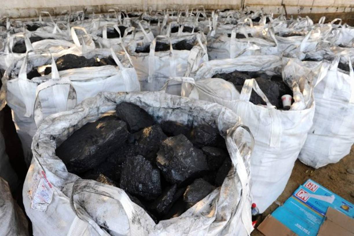 Y la pintan de todos colores. En Perú, narcotraficantes utilizaron piezas reales de carbón y perforaron agujeros en ellas, de esta manera lograron ocultar cerca de seis toneladas de cocaína.