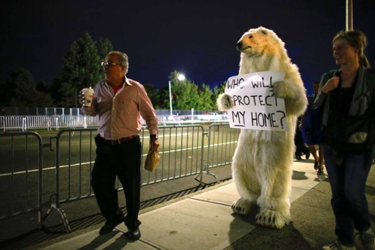 El debate presidencial atrajo a toda clase de manifestante, incluyendo a este 'oso polar' que le pregunta a los candidatos en una pancarta '¿Quién protegerá mi hogar?'.