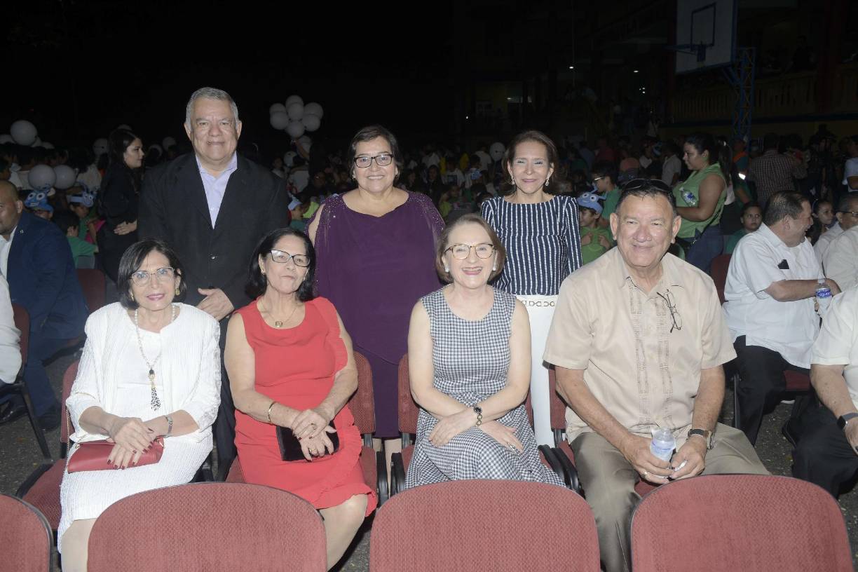 Ada Torres de Díaz, Carmen Barrios de Corea, Elida Pinto, Manuel Morales, Jorge Matute, Eva Fajardo y Marleny Laínez.