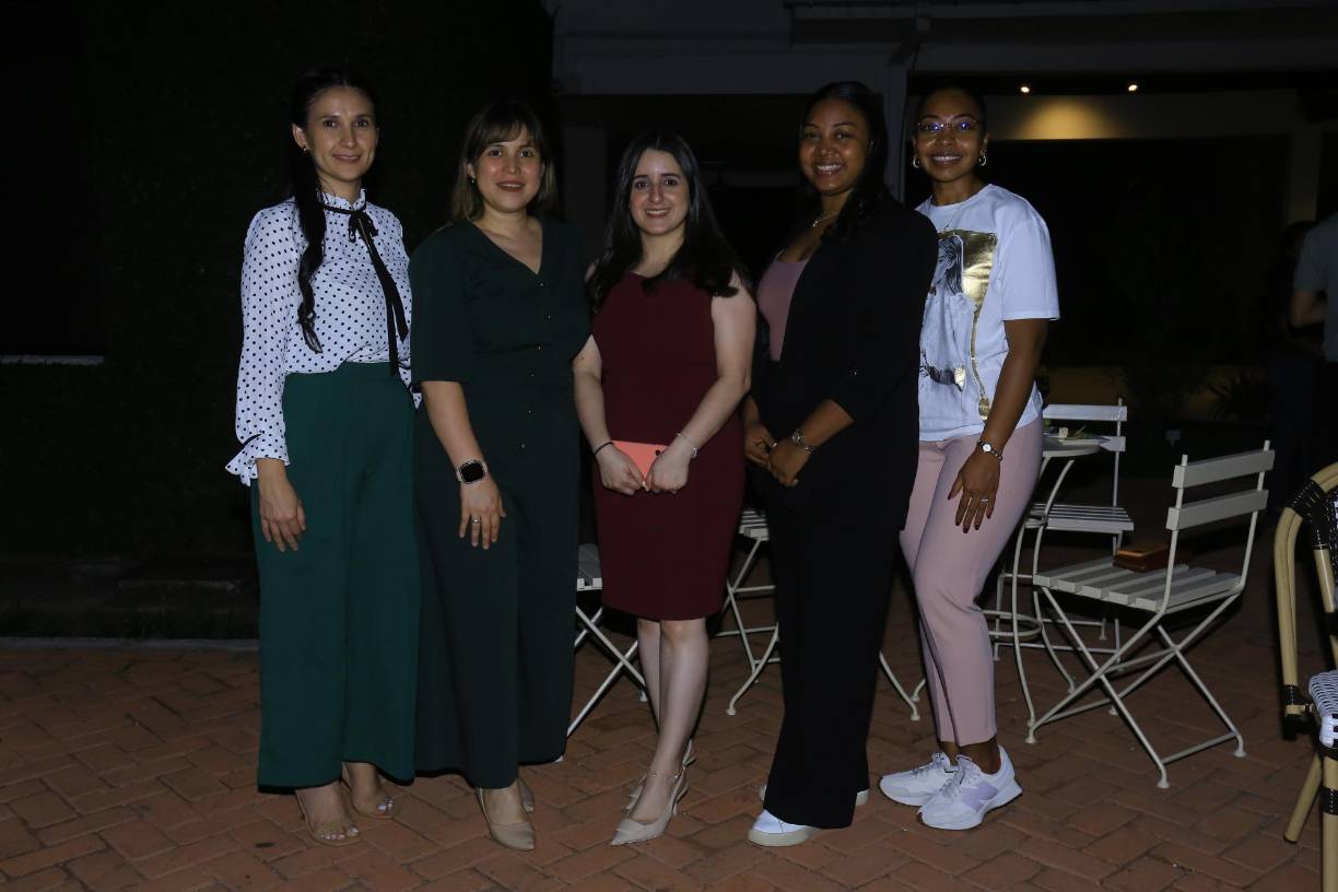 Yenny Arita, Lilian Robles, Alejandra Cerna, Margie Fernández y Isellyn Fernández 
