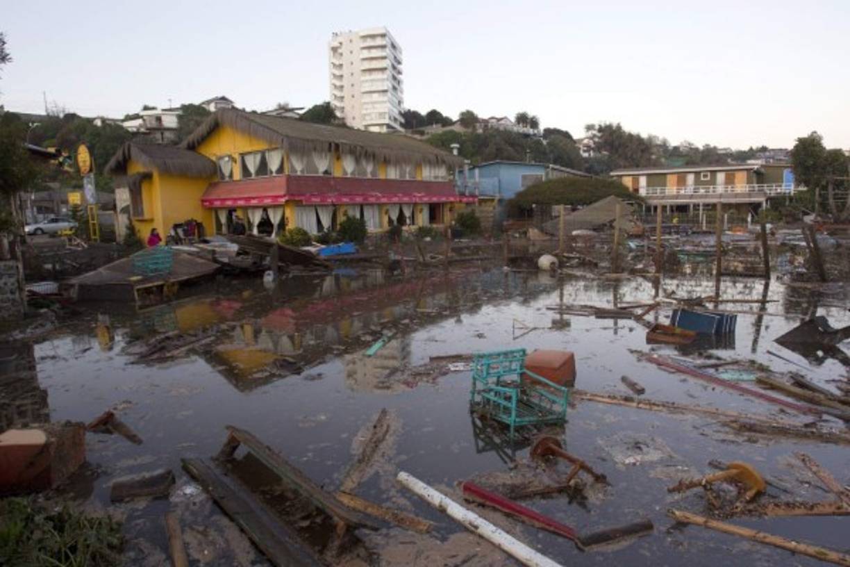 En el pueblo costero de Tongoy, en la región de Coquimbo, las olas arrasaron su borde costero.