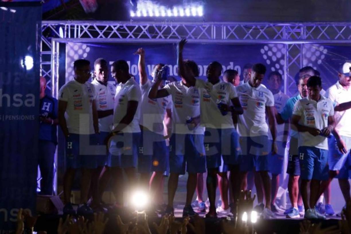 Los seleccionados catrachos hicieron regalos a los cholomeños.