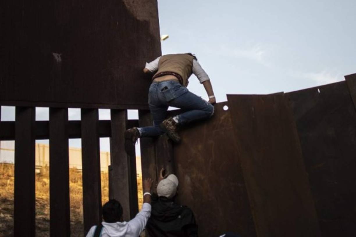 Sin embargo, este grupo de migrantes cruzó por un punto fronterizo que no se encontraba militarizado.