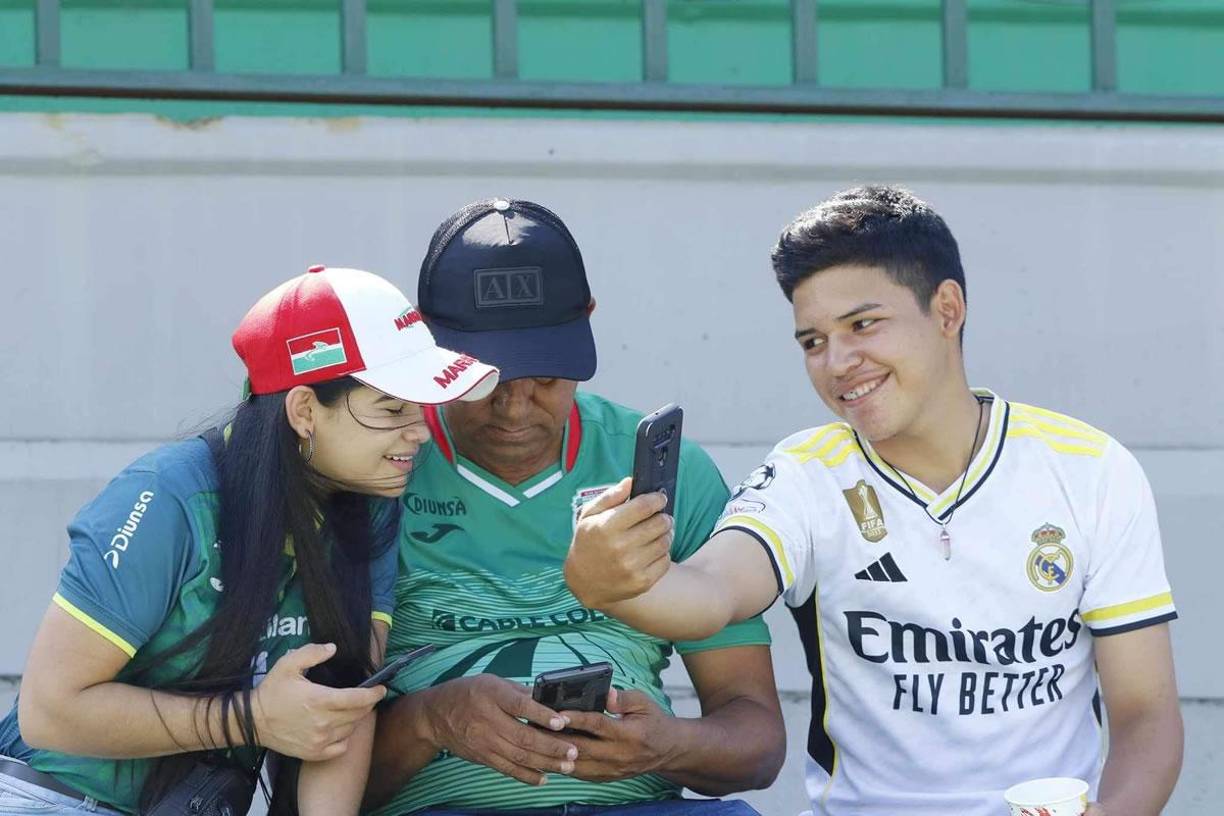 ¿Cuánto quedó el Real Madrid? Este joven parece alegrarse de un nuevo triunfo que sumó su equipo.