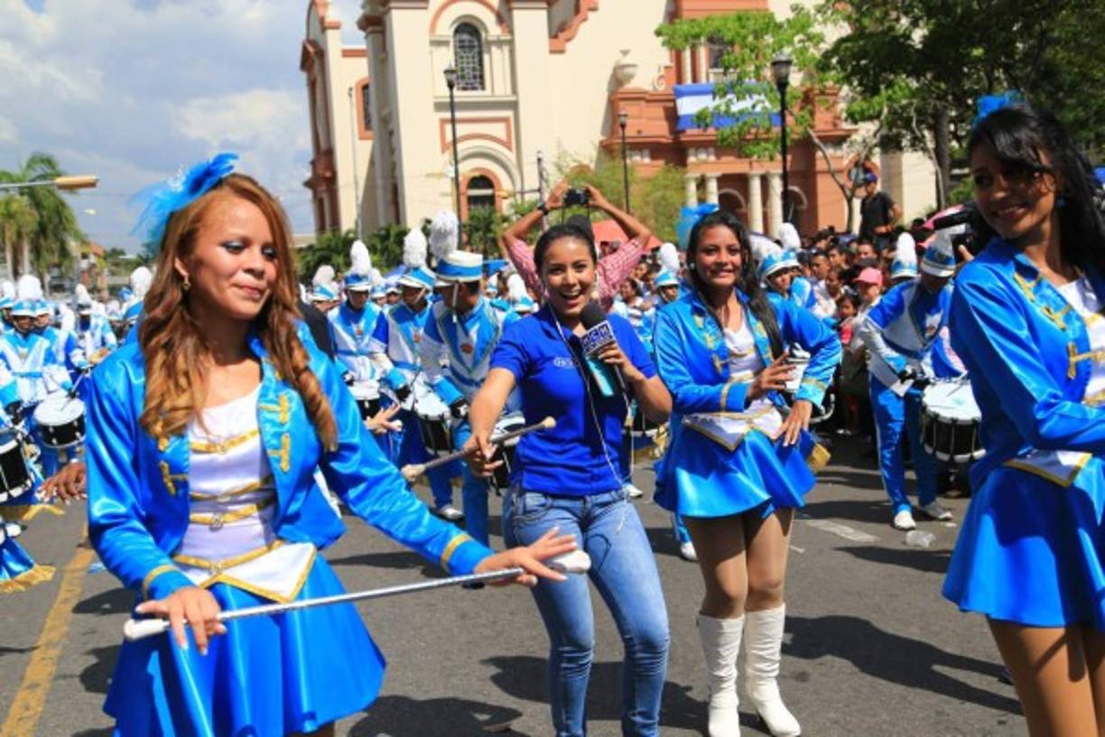 Elsa Oseguera le quitó el bastón a una de las palillonas del Instituto José Trinidad Reyes para ponerse a bailar en el pleno centro de San Pedro Sula.