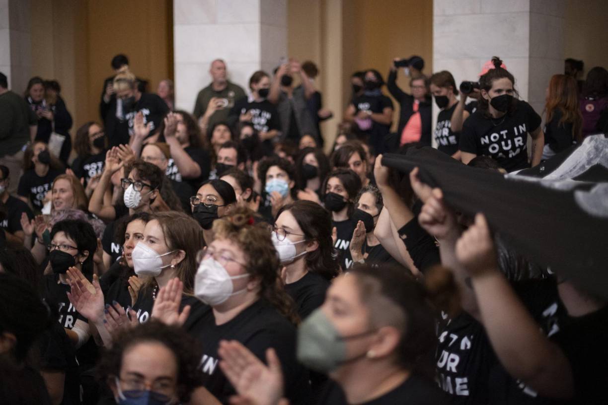Parte de esa protesta tuvo lugar dentro del edificio Canon, donde algunos legisladores tienen sus oficinas. Sentados en el suelo y con grandes pancartas que solicitaban el citado alto el fuego, algunos de ellos fueron detenidos.