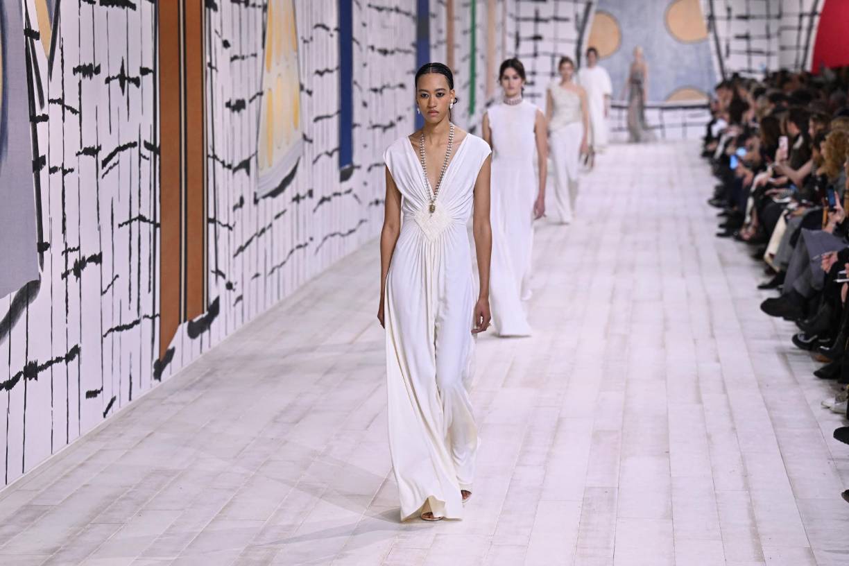 París acogerá hasta el jueves 25 de enero las presentaciones de una veintena de firmas en la Semana de la Alta Costura.Con la presencia nutrida de estrellas de cine como Natalie Portman o del pop como Rihanna, Dior presentó un desfile de aparente sencillez, pero lujoso en su materia prima.