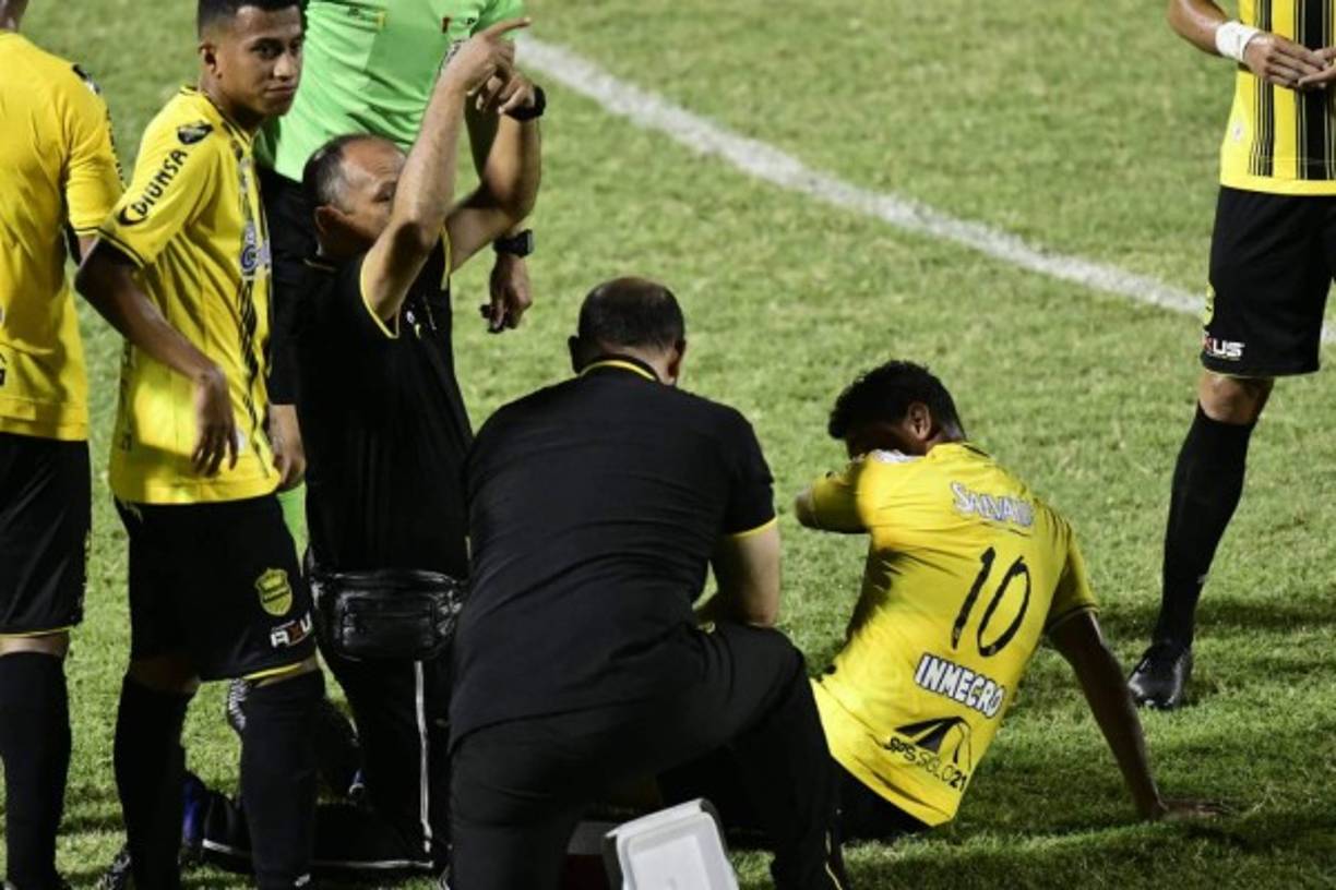 Jhow Benavídez se lesionó de la pierna derecha y tuvo que salir de cambio.