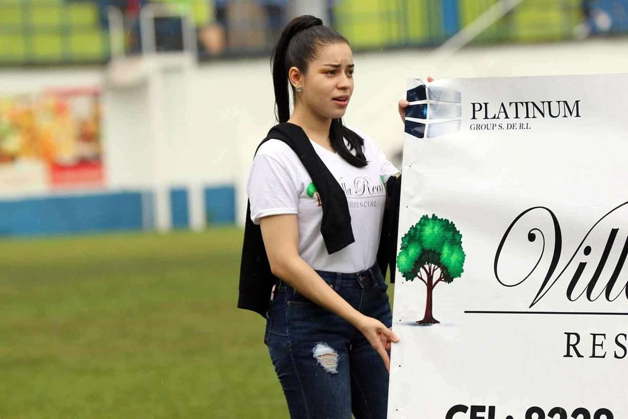 Esta bella chica cautivó en el estadio Juan Ramón Brevé Vargas durante el juego Olancho Fc-Motagua.