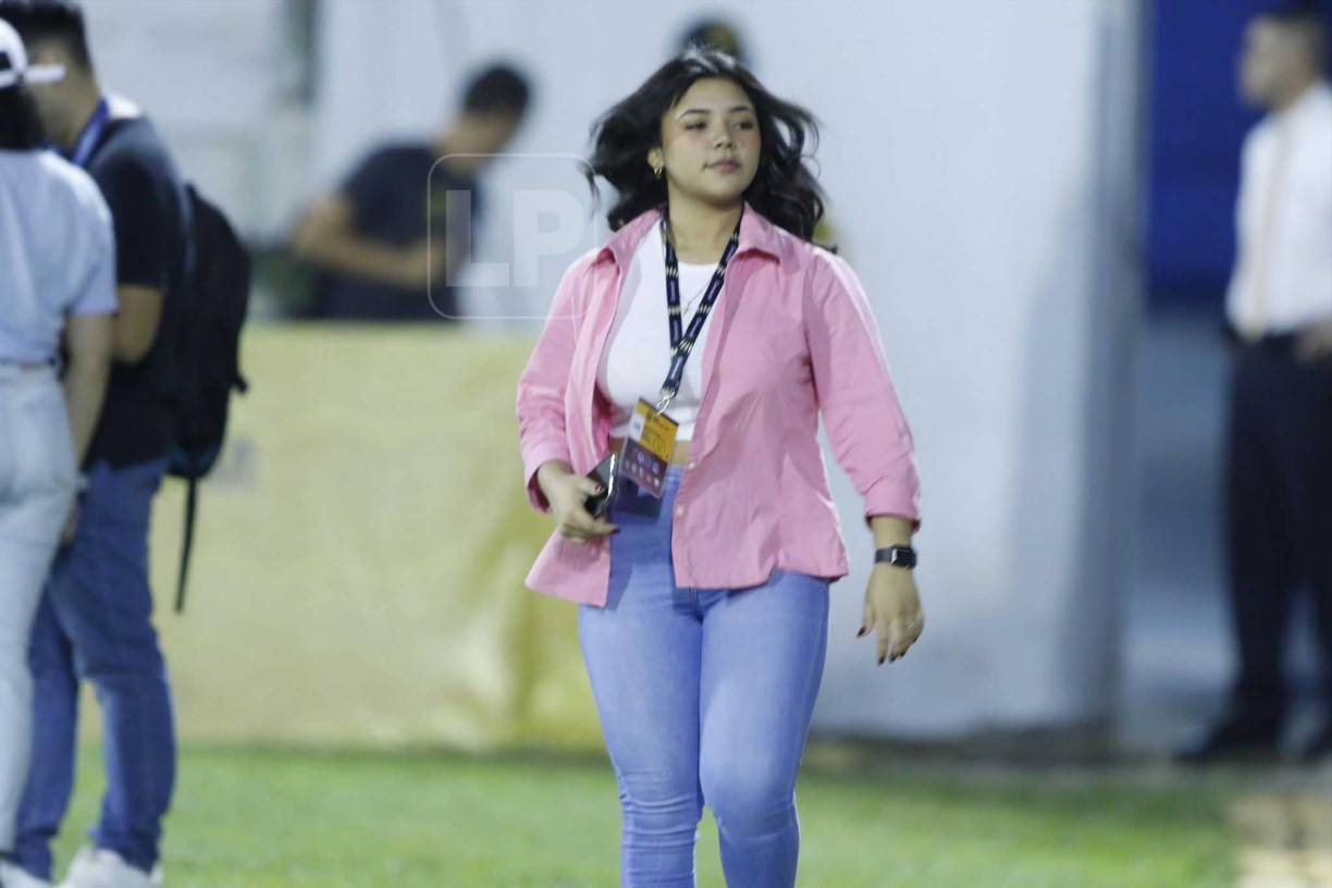 La joven comunicadora Desired Majano se hizo presente para darle cobertura al Real España vs Vida. 