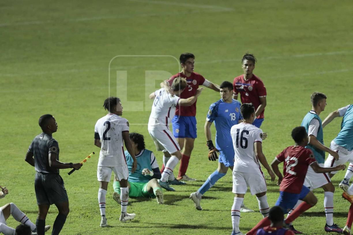 La cuarteta arbitral solamente observó como se fueron a los golpes ambos jugadores.