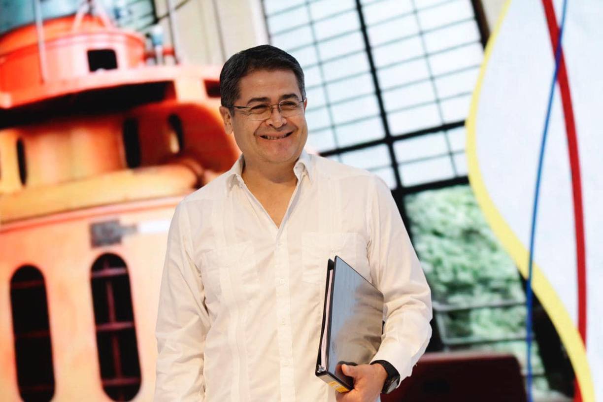 Un reciente intercambio de comunicación obligatorio entre la defensa de Hernández y la Fiscalía de Nueva York, que lo acusa de tres graves cargos relacionados con narcotráfico, causó revuelo y llamó la atención del juez Kevin Castel. 