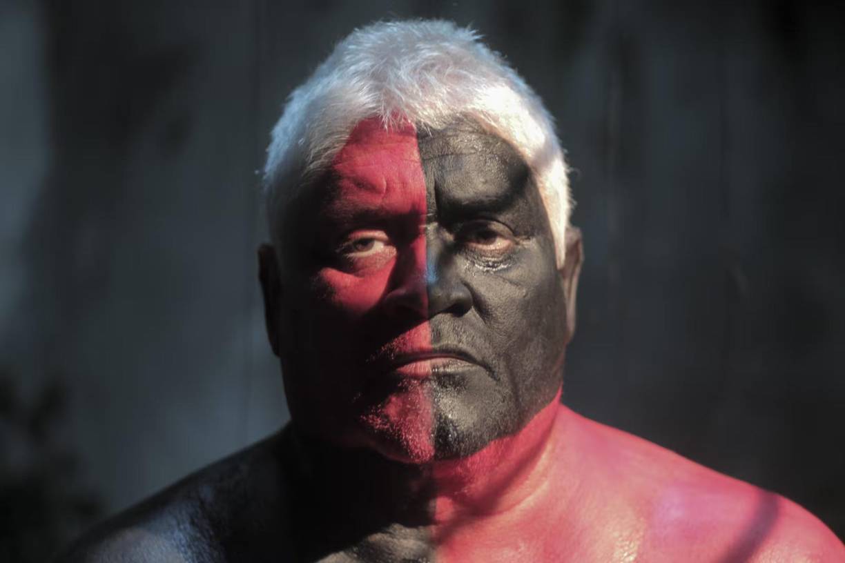 Pues, Massola era ferviente crítico de la dictadura cubana, su intención de salir del país se debía a la persecución que sufría. También mostró su apoyo a los políticos presos. 